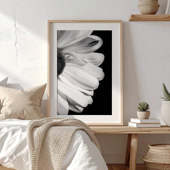 Balts zieds uz melna fona